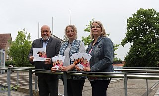 Bürgermeister Rüdiger Meier, Jugendreferentin Tina Obermeier und Christine Schmidt von der Gemeinde Kirchlengern präsentieren das Programm für die Ferienspiele. Angebote gibt es in den Bereichen Kunst, Musik und Sport. - Jenny Westhues Bürgermeister Rüdiger Meier, Jugendreferentin Tina Obermeier und Christine Schmidt von der Gemeinde Kirchlengern präsentieren das Programm für die Ferienspiele. Angebote gibt es in den Bereichen Kunst, Musik und Sport. - Jenny Westhues