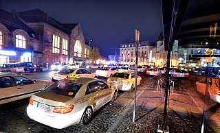 Das Trio beleidigte zunächst einen der Taxifahrer am Hauptbahnhof und dann eskalierte die Situation vollends. - Andreas Frücht Das Trio beleidigte zunächst einen der Taxifahrer am Hauptbahnhof und dann eskalierte die Situation vollends. - Andreas Frücht