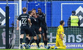 Filip Bilbija (Mitte) wird nach seinem Ausgleichstreffer zum 1:1 gefeiert. HSV-Keeper Daniel Heuer-Fernandes (rechts) konnte gegen den Linksschuss des SCP-Angreifers nichts ausrichten. - IMAGO/Eibner Filip Bilbija (Mitte) wird nach seinem Ausgleichstreffer zum 1:1 gefeiert. HSV-Keeper Daniel Heuer-Fernandes (rechts) konnte gegen den Linksschuss des SCP-Angreifers nichts ausrichten. - IMAGO/Eibner