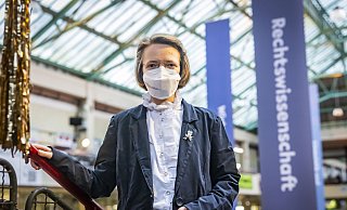 Die Juristin Annika Marx hat an der Uni Bielefeld das Erste Staatsexamen mit Bestnote bestanden. Weil sie an Long Covid erkrankt ist, muss sie bei der Absolventenfeier eine FFP2-Maske tragen. - Sarah Jonek Die Juristin Annika Marx hat an der Uni Bielefeld das Erste Staatsexamen mit Bestnote bestanden. Weil sie an Long Covid erkrankt ist, muss sie bei der Absolventenfeier eine FFP2-Maske tragen. - Sarah Jonek