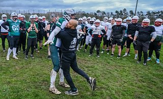 Der Coach packt zu: Bert Smith demonstriert, wie der Gegenspieler im Idealfall zu stoppen ist. - Andreas Zobe Der Coach packt zu: Bert Smith demonstriert, wie der Gegenspieler im Idealfall zu stoppen ist. - Andreas Zobe