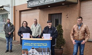 Die Gruppe um André Klocksin, Heike Schalkowski, Jörg Schlüter, Christoph Schlingmann und Benjamin Sandbothe kämpft gegen den Abriss der alten Gaststätte. - Schlüter Die Gruppe um André Klocksin, Heike Schalkowski, Jörg Schlüter, Christoph Schlingmann und Benjamin Sandbothe kämpft gegen den Abriss der alten Gaststätte. - Schlüter