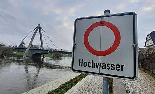 Hochwasserwarnschilder an der Weserbrücke in Höxter: Der Pegel wird in den kommenden Tagen wieder steigen. - David Schellenberg Hochwasserwarnschilder an der Weserbrücke in Höxter: Der Pegel wird in den kommenden Tagen wieder steigen. - David Schellenberg