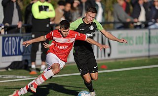 Voller Einsatz: Der Steinhagener Daniel Kuchorz (l.) befindet sich im Zweikampf mit Lohes Robin Leo Faulstich. - Benjamin Bueschenfeld | benjamin@sportfoto-owl.de Voller Einsatz: Der Steinhagener Daniel Kuchorz (l.) befindet sich im Zweikampf mit Lohes Robin Leo Faulstich. - Benjamin Bueschenfeld | benjamin@sportfoto-owl.de
