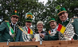 Könige unter sich: Michael Neumann (Wewer, v. l.), Olaf Pippert (Schloß Neuhaus), Zeremonienmeisterin Tilla Menne, Bezirks- und Döizesankönig Bernd Petermeier (Benhausen) und Theo Joachim (Elsen). - Christoph Poguntke Könige unter sich: Michael Neumann (Wewer, v. l.), Olaf Pippert (Schloß Neuhaus), Zeremonienmeisterin Tilla Menne, Bezirks- und Döizesankönig Bernd Petermeier (Benhausen) und Theo Joachim (Elsen). - Christoph Poguntke