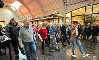 Bettina Riedel (r.) von der Tanzschule Roemkens animierte die Besucher in der Markthalle zum Mittanzen. Viel Mühe hatte sie nicht damit. Die Tanzlust bei den Herfordern war groß. - Natalie Gottwald Bettina Riedel (r.) von der Tanzschule Roemkens animierte die Besucher in der Markthalle zum Mittanzen. Viel Mühe hatte sie nicht damit. Die Tanzlust bei den Herfordern war groß. - Natalie Gottwald
