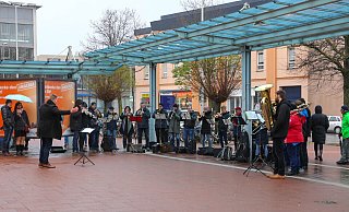 Das traditionelle Weihnachtskonzert des Posaunenchores Herford-Mitte auf dem Bahnhofsvorplatz - Yvonne Gottschlich Das traditionelle Weihnachtskonzert des Posaunenchores Herford-Mitte auf dem Bahnhofsvorplatz - Yvonne Gottschlich