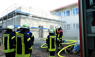 Die Feuerwehr rückte mit zahlreichen Einsatzkräften aus. - Michaela Bast Die Feuerwehr rückte mit zahlreichen Einsatzkräften aus. - Michaela Bast