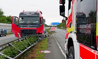 Durch einen Reifenplatzer kommt ein Sattelzug auf der A33 bei Paderborn in Höhe Schloß Neuhaus ins Schleudern, touchiert einen Pkw und kommt schließlich in der Mittelschutzplanke zum Stehen. - Ralph Meyer Durch einen Reifenplatzer kommt ein Sattelzug auf der A33 bei Paderborn in Höhe Schloß Neuhaus ins Schleudern, touchiert einen Pkw und kommt schließlich in der Mittelschutzplanke zum Stehen. - Ralph Meyer