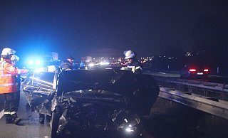 Bei einem schweren Verkehrsunfall zwischen drei beteiligten Fahrzeugen werden am Samstagabend auf der A2 Nähe der Abfahrt Herford-Ost fünf Personen zum Teil schwer verletzt. Im Hintergrund ist der Stau zu erkennen. - Claus Frickemeier Bei einem schweren Verkehrsunfall zwischen drei beteiligten Fahrzeugen werden am Samstagabend auf der A2 Nähe der Abfahrt Herford-Ost fünf Personen zum Teil schwer verletzt. Im Hintergrund ist der Stau zu erkennen. - Claus Frickemeier