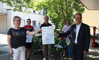 Bürgermeister Thomas Meyer (v. r.) und Meike Kornblum vom Fachbereich Gleichstellung und Mobilität zeichneten Birger Kemminer (stellvertretend für das Team der Stadtverwaltung), Katharina Leßmann vom Team „Cycologists Enger“ und Sigrid Diekmann (stellvertretend für das Team des ADFC) für ihren Einsatz beim Stadtradeln aus. - Britta Bohnenkamp-Schmidt Bürgermeister Thomas Meyer (v. r.) und Meike Kornblum vom Fachbereich Gleichstellung und Mobilität zeichneten Birger Kemminer (stellvertretend für das Team der Stadtverwaltung), Katharina Leßmann vom Team „Cycologists Enger“ und Sigrid Diekmann (stellvertretend für das Team des ADFC) für ihren Einsatz beim Stadtradeln aus. - Britta Bohnenkamp-Schmidt