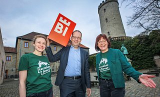 Jill Mallin, Martin Knabenreich und Gabriela Lamm von Bielefeld Marketing (v. l.) stellen die touristischen Angebote zum Saisonstart vor. Die grünen T-Shirts mit der Aufschrift „teutoburg forest“ gibt’s in der Tourist-Info. - Sarah Jonek Fotografie Jill Mallin, Martin Knabenreich und Gabriela Lamm von Bielefeld Marketing (v. l.) stellen die touristischen Angebote zum Saisonstart vor. Die grünen T-Shirts mit der Aufschrift „teutoburg forest“ gibt’s in der Tourist-Info. - Sarah Jonek Fotografie