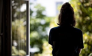 Junge und erwachsene Menschen berichten Bernd Rammler von ihren Problemen. Foto: dpa - dpa Junge und erwachsene Menschen berichten Bernd Rammler von ihren Problemen. Foto: dpa - dpa