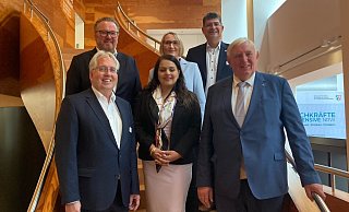 Landrat Jürgen Müller (v. l.), Björn Böker von der OWL GmbH, Melanie Taube von der Regionalagentur OWL, Rajan Sawhney, Ministerin für höhere Bildung im kanadischen Bundesstaat Alberta, Geschäftsführer Uwe Bergmann, Minister Karl-Josef Laumann. - Jobst Lüdeking Landrat Jürgen Müller (v. l.), Björn Böker von der OWL GmbH, Melanie Taube von der Regionalagentur OWL, Rajan Sawhney, Ministerin für höhere Bildung im kanadischen Bundesstaat Alberta, Geschäftsführer Uwe Bergmann, Minister Karl-Josef Laumann. - Jobst Lüdeking
