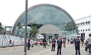 Razzia an der "Tüte": Die Drogenszene auf dem Vorplatz der Stadthalle wird zunehmend zum Problem. - Peter Unger Razzia an der "Tüte": Die Drogenszene auf dem Vorplatz der Stadthalle wird zunehmend zum Problem. - Peter Unger