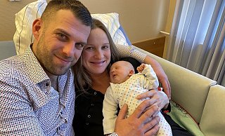 Das Neujahrsbaby in der Kinderklinik St. Louise heißt Mia Holovchenko, hier gemeinsam mit ihren Eltern Nico-André Glanz und Olesia Holovchenko. - St.-Vincenz-Kliniken Das Neujahrsbaby in der Kinderklinik St. Louise heißt Mia Holovchenko, hier gemeinsam mit ihren Eltern Nico-André Glanz und Olesia Holovchenko. - St.-Vincenz-Kliniken