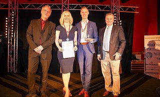 Das Ehepaar Laura und Alexander Voges wurde zu Sportlerin und Sportler des Jahres gewählt. Sie bekamen den Glaspokal von Jürgen Berger und Tim Kähler überreicht. - Yvonne Gottschlich Das Ehepaar Laura und Alexander Voges wurde zu Sportlerin und Sportler des Jahres gewählt. Sie bekamen den Glaspokal von Jürgen Berger und Tim Kähler überreicht. - Yvonne Gottschlich