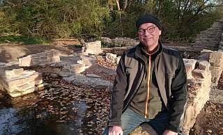 Aus Sandsteinen, die bei den Bauarbeiten zutage kamen, hat Martin Bieber aus Fürstenau den Wassergarten auf der Landesgartenschau in Höxter gebaut. - LGS Höxter/Manuela Puls Aus Sandsteinen, die bei den Bauarbeiten zutage kamen, hat Martin Bieber aus Fürstenau den Wassergarten auf der Landesgartenschau in Höxter gebaut. - LGS Höxter/Manuela Puls