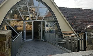 Ins Gymnasium Marianum drang am Dienstagmittag ein Mann ein und löste Großalarm aus. - Dieter Scholz Ins Gymnasium Marianum drang am Dienstagmittag ein Mann ein und löste Großalarm aus. - Dieter Scholz