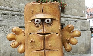 Die Kika-Figur Bernd, das Brot, hat längst Kultstatus erreicht. In Erfurt gibt es eine große Skulptur und als Walking-Act kommt er am Wochenende zum Museum Schloss Fürstenberg. - Pixabay/Joachim Meisehen Die Kika-Figur Bernd, das Brot, hat längst Kultstatus erreicht. In Erfurt gibt es eine große Skulptur und als Walking-Act kommt er am Wochenende zum Museum Schloss Fürstenberg. - Pixabay/Joachim Meisehen