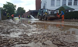 Schlamm so weit das Auge reicht: Die Lother Straße in Steinheim musste nach starkem Regen im September aufwendig von den Schlammmassen gereinigt werden. - David Schellenberg Schlamm so weit das Auge reicht: Die Lother Straße in Steinheim musste nach starkem Regen im September aufwendig von den Schlammmassen gereinigt werden. - David Schellenberg