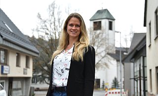 Judith Wilczek stammt aus Ovenhausen und liebt ihr Dorf heiß und innig. Dennoch hat sie es verlassen – sie kehrt aber auch immer wieder zurück. - Thomas Kube Judith Wilczek stammt aus Ovenhausen und liebt ihr Dorf heiß und innig. Dennoch hat sie es verlassen – sie kehrt aber auch immer wieder zurück. - Thomas Kube