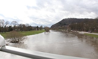 So voll wie auf diesem Archivfoto ist die Weser aktuell zwar nicht, regnet es weiterhin, könnte sich das rasch ändern. - Archivfoto: Burkhard Battran So voll wie auf diesem Archivfoto ist die Weser aktuell zwar nicht, regnet es weiterhin, könnte sich das rasch ändern. - Archivfoto: Burkhard Battran
