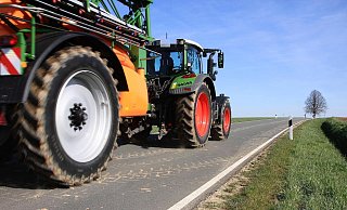 Frisch vom Feld: Ein Gülle-Trecker ist auf der Kreisstraße 4 bei Eversen unterwegs. Die Fahrbahn wurde bereits zuvor durch einen Kollegen verschmutzt. - David Schellenberg Frisch vom Feld: Ein Gülle-Trecker ist auf der Kreisstraße 4 bei Eversen unterwegs. Die Fahrbahn wurde bereits zuvor durch einen Kollegen verschmutzt. - David Schellenberg