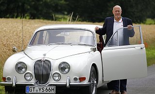 Frithjof Meißner aus Kaunitz hat sich mit diesem Jaguar S aus dem Baujahr 1966 in der Farbe „Old English White“ einen Traum erfüllt. Dieses Modell wurde nur in einer Stückzahl von rund 15.000 hergestellt, davon lediglich ein Drittel als Linkslenker für den europäischen Festlandsmarkt. - Thoering33161 Hoevelhof Frithjof Meißner aus Kaunitz hat sich mit diesem Jaguar S aus dem Baujahr 1966 in der Farbe „Old English White“ einen Traum erfüllt. Dieses Modell wurde nur in einer Stückzahl von rund 15.000 hergestellt, davon lediglich ein Drittel als Linkslenker für den europäischen Festlandsmarkt. - Thoering33161 Hoevelhof