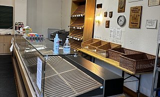 In dieser Woche wird ausgeräumt: Die Bäckerei-Filiale Reineke im Weldaer Musikhaus hat seit Samstag geschlossen. Hintergrund ist ein Beschluss des örtlichen Musikvereins, das Haus aufzugeben. Doch den Bäcker aus Daseburg plagen ganz andere Sorgen. - H. Kuhaupt In dieser Woche wird ausgeräumt: Die Bäckerei-Filiale Reineke im Weldaer Musikhaus hat seit Samstag geschlossen. Hintergrund ist ein Beschluss des örtlichen Musikvereins, das Haus aufzugeben. Doch den Bäcker aus Daseburg plagen ganz andere Sorgen. - H. Kuhaupt