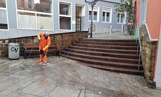 Mitarbeiter der Städischen Betriebe reinigten den Bereich rund um die Treppe und entfernten auch den Spruch "Alle Willkommen". - Ilja Regier Mitarbeiter der Städischen Betriebe reinigten den Bereich rund um die Treppe und entfernten auch den Spruch "Alle Willkommen". - Ilja Regier