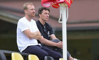 Österreichs Ex-Nationalspieler Julian Baumgartlinger (r.) unterhielt sich beim Training angeregt mit SCP-Sportchef Benjamin Weber. Beide kennen sich aus alten Mainzer Zeiten. - Oliver Krato Österreichs Ex-Nationalspieler Julian Baumgartlinger (r.) unterhielt sich beim Training angeregt mit SCP-Sportchef Benjamin Weber. Beide kennen sich aus alten Mainzer Zeiten. - Oliver Krato