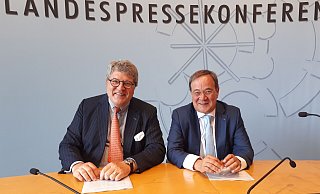 Laden zur Friedenskonferenz nach Münster: Miele-Chef Reinhard Zinkann (l.) und Ex-Ministerpräsident Armin Laschet. - Ingo Kalischek Laden zur Friedenskonferenz nach Münster: Miele-Chef Reinhard Zinkann (l.) und Ex-Ministerpräsident Armin Laschet. - Ingo Kalischek