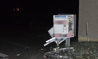 Der Zigarettenautomat in Kirchlengern wurde ziemlich demoliert. Der reine Sachschaden liegt bei 2.000 Euro. Foto: Polizei Herford - Polizei Herford Der Zigarettenautomat in Kirchlengern wurde ziemlich demoliert. Der reine Sachschaden liegt bei 2.000 Euro. Foto: Polizei Herford - Polizei Herford