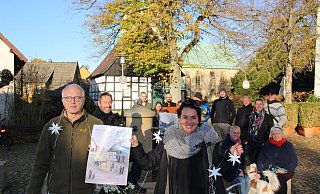 Mit viel Unterstützung bei den letzten Vorbereitungen: Nadja Rellin und Paul Schulze-Sünninghausen (vorne) vom Organisationsteam freuen sich auf den Adventszauber am Brunnen, dem Mittelpunkt von Kirchdornberg. Das Plakat hat Anne Schüler gestaltet. - Ivonne Michel Mit viel Unterstützung bei den letzten Vorbereitungen: Nadja Rellin und Paul Schulze-Sünninghausen (vorne) vom Organisationsteam freuen sich auf den Adventszauber am Brunnen, dem Mittelpunkt von Kirchdornberg. Das Plakat hat Anne Schüler gestaltet. - Ivonne Michel