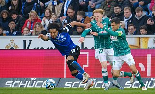 Thaddäus Momuluh (l.) hinterließ während seiner halbjährigen Leihe zu Arminia Bielefeld einen positiven Eindruck. - Andreas Zobe Thaddäus Momuluh (l.) hinterließ während seiner halbjährigen Leihe zu Arminia Bielefeld einen positiven Eindruck. - Andreas Zobe
