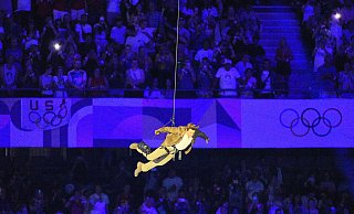 Wenige Minuten vor dem Ende der Olympia-Abschlussfeier seilte sich Superstar Tom Cruise vom Dach des Stade de France ab und nahm Olympische Flagge in Empfang. - Michael Kappeler Wenige Minuten vor dem Ende der Olympia-Abschlussfeier seilte sich Superstar Tom Cruise vom Dach des Stade de France ab und nahm Olympische Flagge in Empfang. - Michael Kappeler