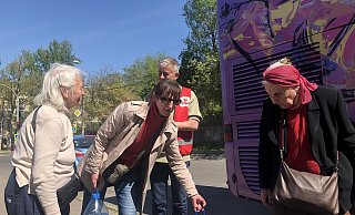 "Babuschka" Galina Nikolajena (r.), ihre Tochter Natalja und die Freundin Olga (alle aus der Region Odessa) kurz vor dem Einstieg am Reisebus in Chisinau mit Ziel Stuttgart. - Jan Emendörfer "Babuschka" Galina Nikolajena (r.), ihre Tochter Natalja und die Freundin Olga (alle aus der Region Odessa) kurz vor dem Einstieg am Reisebus in Chisinau mit Ziel Stuttgart. - Jan Emendörfer