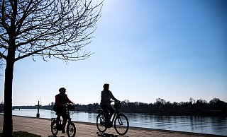 Für den Lübbecker Meteorologen Friedrich Föst ist das schöne Wetter vorerst kein Grund zur Sorge vor Trockenheit. Die Sonnenstunden dürften genossen werden. - Sina Schuldt Für den Lübbecker Meteorologen Friedrich Föst ist das schöne Wetter vorerst kein Grund zur Sorge vor Trockenheit. Die Sonnenstunden dürften genossen werden. - Sina Schuldt