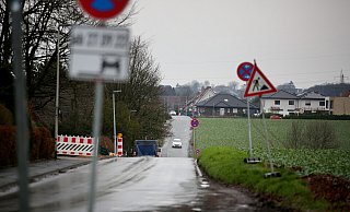 Voraussichtlich bis Ende Februar muss die Bindingstraße noch als ungewollte Umleitungsstrecke für die teilgesperrte Borriesstraße herhalten. Für die Anwohner, besonders in Richtung Gerhart-Hauptmann-Straße, eine große Belastung. - Gerald Dunkel Voraussichtlich bis Ende Februar muss die Bindingstraße noch als ungewollte Umleitungsstrecke für die teilgesperrte Borriesstraße herhalten. Für die Anwohner, besonders in Richtung Gerhart-Hauptmann-Straße, eine große Belastung. - Gerald Dunkel