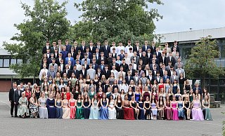 Die Schülerinnen und Schüler des zehnten Jahrgangs der Gesamtschule Hüllhorst mit ihren Klassenlehrerinnen und -lehrern. - Foto Pescht Die Schülerinnen und Schüler des zehnten Jahrgangs der Gesamtschule Hüllhorst mit ihren Klassenlehrerinnen und -lehrern. - Foto Pescht