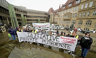 Der Protest der privaten ambulanten Pflegedienste vorm Rathaus in Bielefeld. - Peter Unger Der Protest der privaten ambulanten Pflegedienste vorm Rathaus in Bielefeld. - Peter Unger