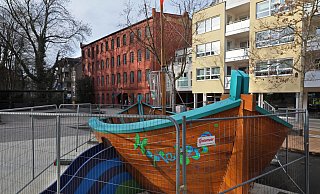 Das Spielschiff Hoppetosse auf dem Linnenbauerplatz steht noch im Bauzaun und kann nicht bespielt werden. - Frank-Michael Kiel-Steinkamp Das Spielschiff Hoppetosse auf dem Linnenbauerplatz steht noch im Bauzaun und kann nicht bespielt werden. - Frank-Michael Kiel-Steinkamp
