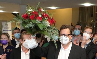 Jubel bei der SPD: Die Bünder Bürgermeisterin Susanne Rutenkröger, der Landtagsabgeordnete Christian Dahm, Almut Schwartze, Landrat Jürgen Müller und der Herforder Bürgermeister Tim Kähler gratulieren Stefan Schwartze zum Erfolg. - Frank-Michael Kiel-Steinkamp Jubel bei der SPD: Die Bünder Bürgermeisterin Susanne Rutenkröger, der Landtagsabgeordnete Christian Dahm, Almut Schwartze, Landrat Jürgen Müller und der Herforder Bürgermeister Tim Kähler gratulieren Stefan Schwartze zum Erfolg. - Frank-Michael Kiel-Steinkamp
