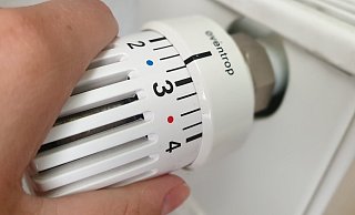 Das Heizungsthermostat regelt die Temperatur - nun gibt es Vorgaben vom land, wie warm es in den Klassenräumen sein muss. - Lena Henning Das Heizungsthermostat regelt die Temperatur - nun gibt es Vorgaben vom land, wie warm es in den Klassenräumen sein muss. - Lena Henning