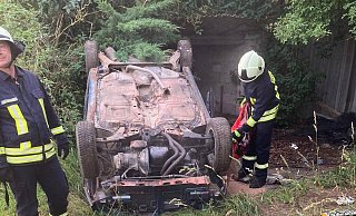 Auf den Kopf gestellt haben Unbekannte das Auto in Körbecke. - FFW Borgentreich Auf den Kopf gestellt haben Unbekannte das Auto in Körbecke. - FFW Borgentreich