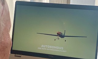 Die "Schwarzer Schwan" genannte autonome Drohne des bulgarischen Start-ups könnte auch am Flughafen in Ahden abheben. - Jens Reddeker Die "Schwarzer Schwan" genannte autonome Drohne des bulgarischen Start-ups könnte auch am Flughafen in Ahden abheben. - Jens Reddeker
