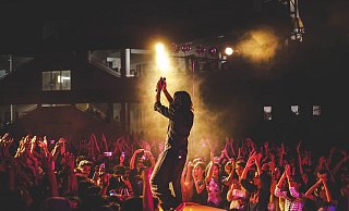 Ein Highlight der Landesgartenschau wird die Hauptbühne am Marktplatz im Weserbogen (Symbolbild). Unter dem Spannbau finden 2023 Konzerte, Theater und Comedy für bis zu 1000 Personen statt. - Symbolfoto: Pixabay Ein Highlight der Landesgartenschau wird die Hauptbühne am Marktplatz im Weserbogen (Symbolbild). Unter dem Spannbau finden 2023 Konzerte, Theater und Comedy für bis zu 1000 Personen statt. - Symbolfoto: Pixabay