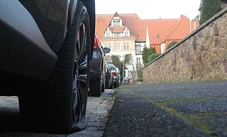 Die Reifenstecher stachen gleich bei mehreren geparkten Autos an der Motkestraße unweit des Amtsgerichts zu. - Ulf Hanke Die Reifenstecher stachen gleich bei mehreren geparkten Autos an der Motkestraße unweit des Amtsgerichts zu. - Ulf Hanke