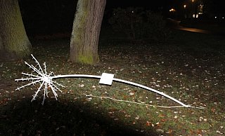 Entlang eines Fußwegs im Kurpark wurden am Späten Abend Teile der dort aufgestellten Weihnachtsbeleuchtung aus dem Boden gerissen. Foto: Polizei Minden-Lübbecke - Foto: Polizei Minden-Lübbecke Entlang eines Fußwegs im Kurpark wurden am Späten Abend Teile der dort aufgestellten Weihnachtsbeleuchtung aus dem Boden gerissen. Foto: Polizei Minden-Lübbecke - Foto: Polizei Minden-Lübbecke